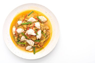 Beyaz arka plan üzerinde izole toz köri ile kızartılmış yengeç