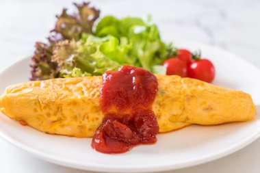 Bir omlet sarma sebzeli aromalı kızarmış pirinç