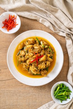 Fried yengeç ile toz köri - Tayland mutfağı