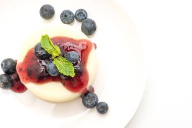 Beyaz arka plan üzerinde izole taze yaban mersini ile yoğurt puding