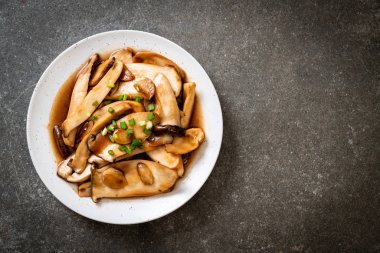 İstiridye soslu kızarmış kral istiridye mantarı. Sağlıklı, vejetaryen ya da vejetaryen yemek tarzı.