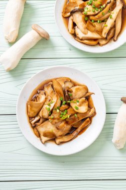 İstiridye soslu kızarmış kral istiridye mantarı. Sağlıklı, vejetaryen ya da vejetaryen yemek tarzı.