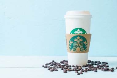 Bangkok, Tayland - 5 Haziran 2018: Beyaz kahve fincanı Starbucks logosu üzerinde tahta arka plan ile. Starbucks dünyanın en büyük kahve evi 61 ülke içinde 20.000'den fazla mağaza ile mi.