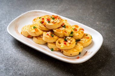 Sahanda yumurta yumuşak tofu sarımsak - sağlıklı, vegan ve sebze gıda tarzı