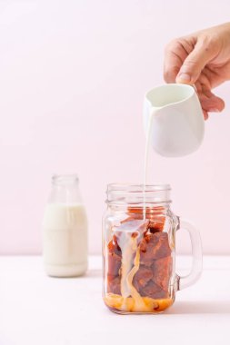 Tay çay buz küpü ile ahşap arka plan üzerinde süt