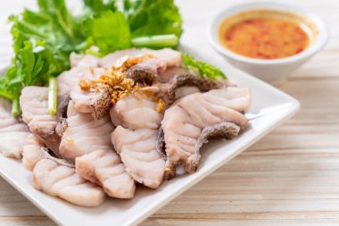 Soslu ve sebzeli haşlanmış balık sosu.