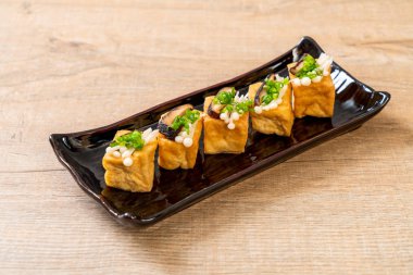 Shitake Mantarlı ızgara Tofu ve Altın İğne Mantarı - sağlıklı, vejetaryen veya vejetaryen yemek tarzı