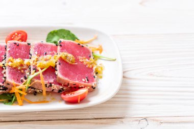 Taze orkinos ile baharatlı salata sosu - ham sağlıklı gıda