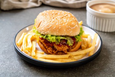 kızarmış tavuk burger - sağlıksız gıda tarzı