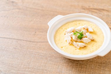 Çiğ yengeçli haşlanmış yumurta.