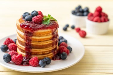 Taze ahududu ve yabanmersinli gözleme.