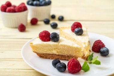 Ev yapımı cheesecake taze ahududu ve yaban mersini ile