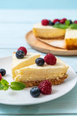 Ev yapımı cheesecake taze ahududu ve yaban mersini ile