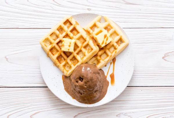Шоколадне Морозиво Вафельним Карамельним Соусом — стокове фото
