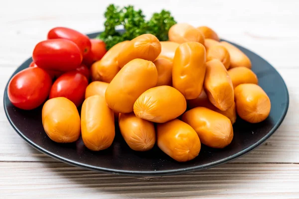 domuz eti kokteyl sosisi plaka üzerinde