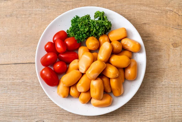 domuz eti kokteyl sosisi plaka üzerinde