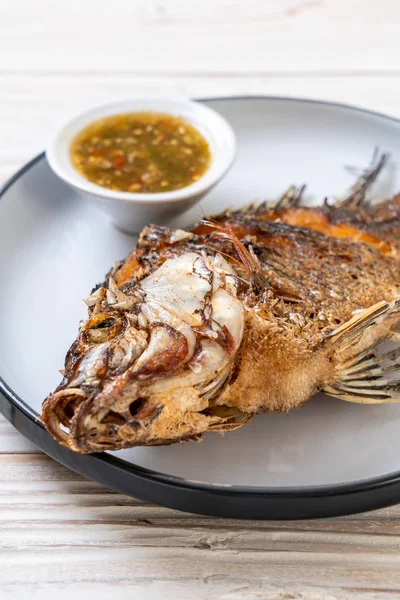 Peixe Frito Com Molho Picante Frutos Mar — Fotografia de Stock