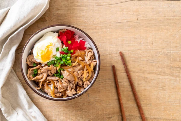 Yumurtalı domuz pirinci kasesi (Donburi) - Japon yemeği tarzı.