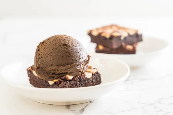 Brownies Chocolate Com Sorvete Chocolate Mesa — Fotografia de Stock