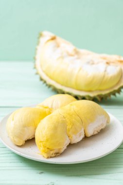 Ahşap zemin üzerinde taze Durian meyvesi