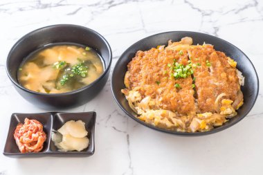 Kızarmış domuz pirzolası kasesi (Katsudon) - Japon yemek tarzı