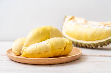 Ahşap zemin üzerinde taze Durian meyvesi