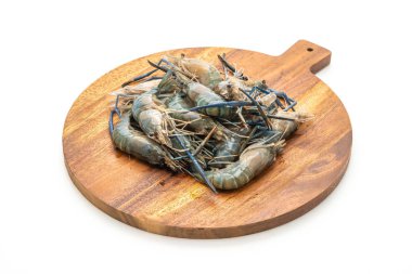 Beyaz arka plan üzerinde izole kesme tahtası üzerinde taze mavi karides