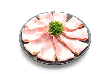 Dilimlenmiş domuz pastırması beyaz arka planda izole edilmiş.