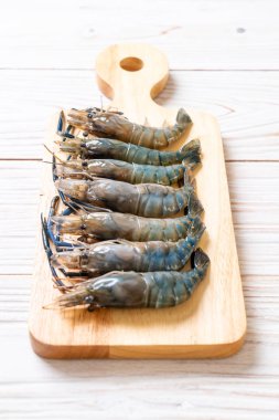 kesme tahtası üzerinde taze mavi karides