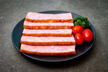 dilimlenmiş taze çiğ pastırma Barbekü