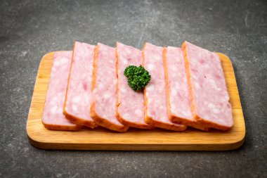 dilimlenmiş taze çiğ pastırma Barbekü