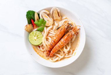 Baharatlı karides udon ramen noodle (Tom Yum Goong) - Japon füzyon gıda tarzı