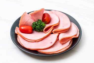 tabağa dilimlenmiş jambon füme