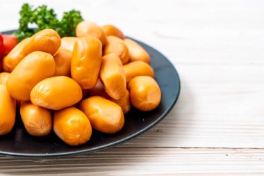 domuz eti kokteyl sosisi plaka üzerinde