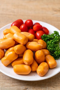 domuz eti kokteyl sosisi plaka üzerinde