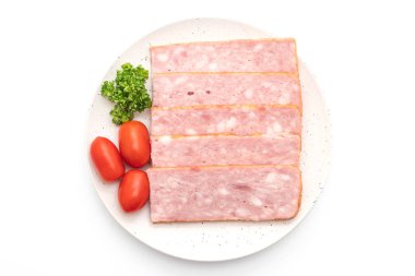 Beyaz arka planda dilimlenmiş pastırma ızgarası.