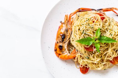 ızgara karides ve domates - İtalyan Füzyon gıda tarzı ile tavada kızartılmış spagetti