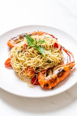 ızgara karides ve domates - İtalyan Füzyon gıda tarzı ile tavada kızartılmış spagetti