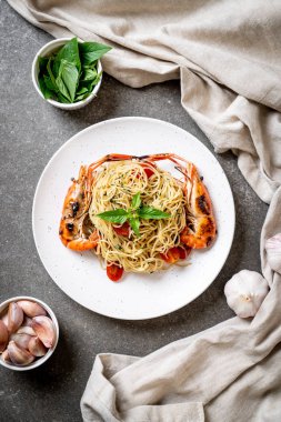 ızgara karides ve domates - İtalyan Füzyon gıda tarzı ile tavada kızartılmış spagetti