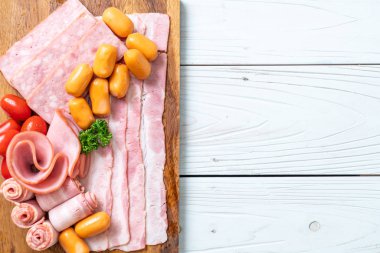 pastırma, sosis, jambon füme ve barbekü pastırma ahşap tahta üzerinde