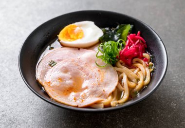 Baharatlı miso udon ramen noodle ile domuz eti - Japon gıda tarzı