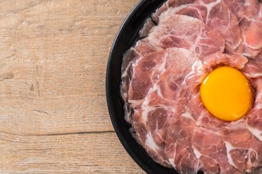 taze dilimlenmiş domuz ham yumurta pişirme veya shabu shabu ve sukiyaki yapma ile