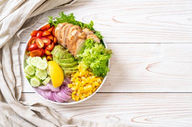 Tavuk göğsü - sağlıklı gıda tarzı ile sağlıklı salata kasesi