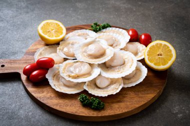 Ahşap tahta üzerinde taze kabuk tarak