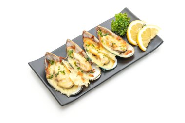 Beyaz arka plan üzerinde izole peynir pişmiş taze midye