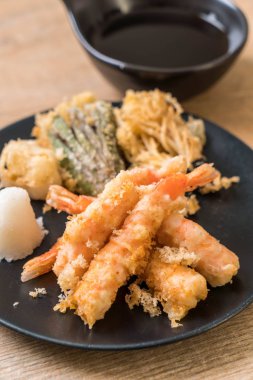 karides tempura (hırpalanmış kızarmış karides) sebze - Japon gıda tarzı