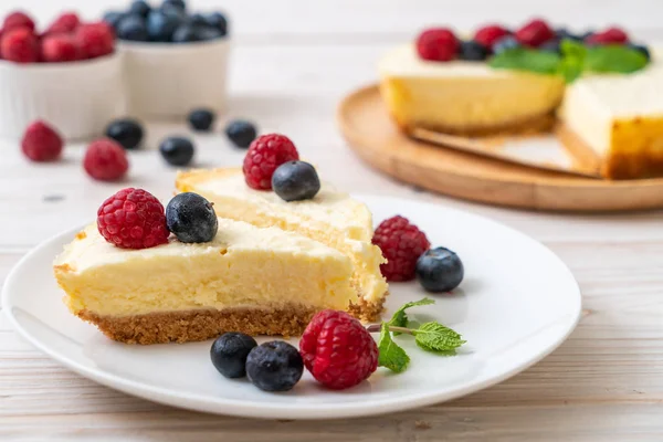 Ev yapımı cheesecake taze ahududu ve yaban mersini ile