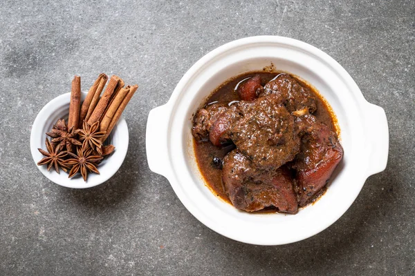 herb - Phuket Tayland geleneksel gıda tarzı ile domuz eti güveç