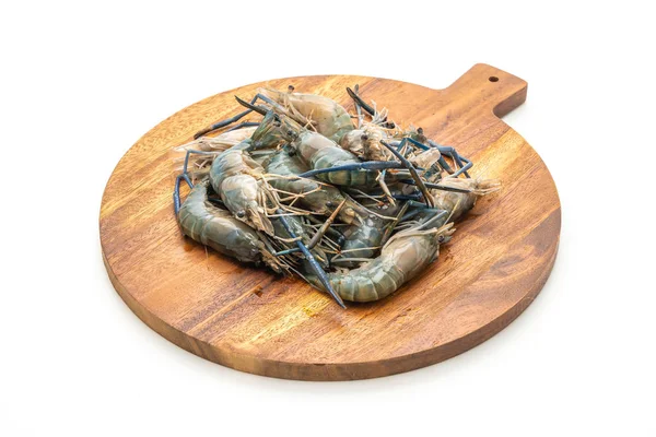 Beyaz arka plan üzerinde izole kesme tahtası üzerinde taze mavi karides