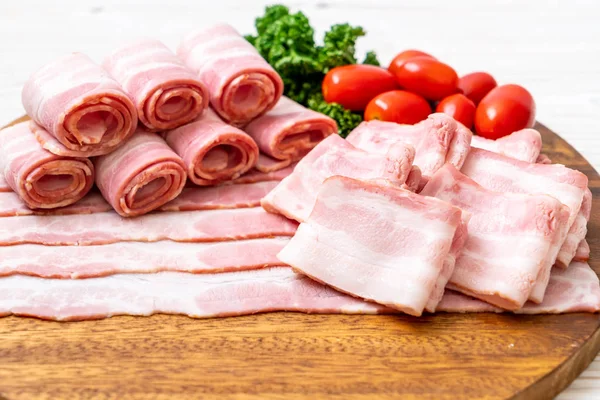 Ahşap tahta üzerinde çiğ domuz pastırma dilimlenmiş